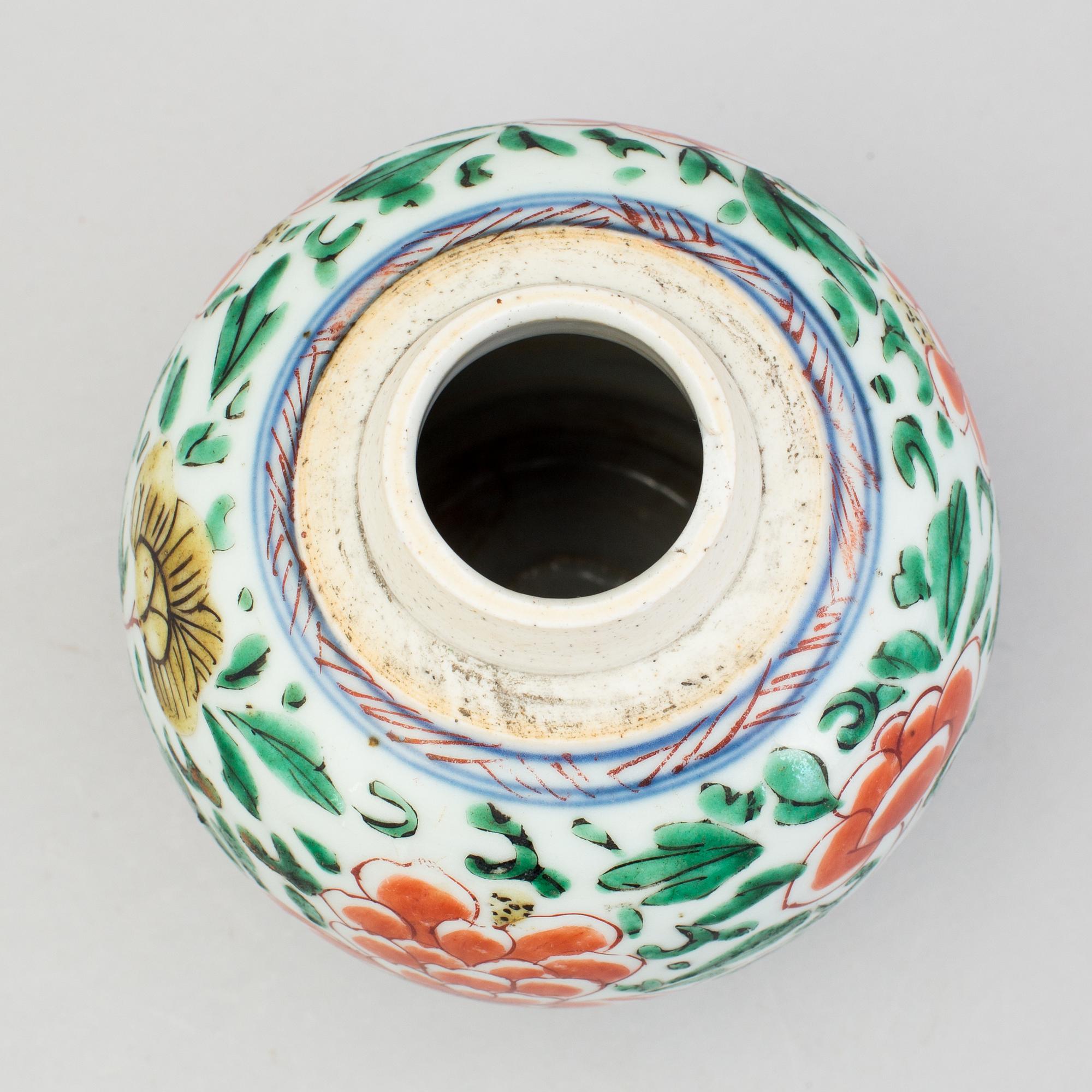 A Chinese porcelain wucai jarlet, Ming dynasty, 17th century.