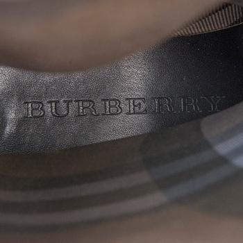 SKOR och HATT, Burberry.