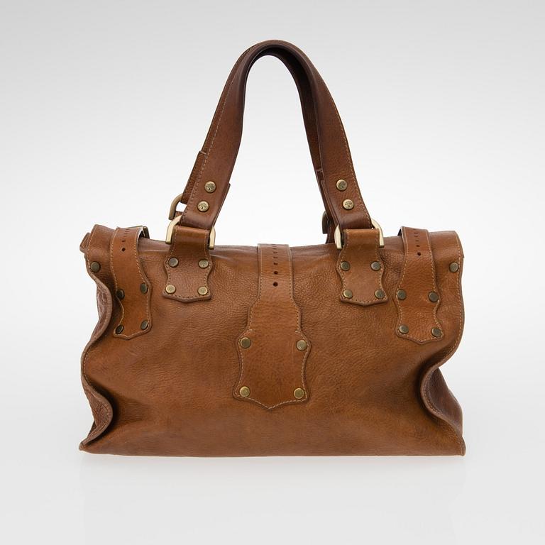 A TAN OAK LEATHER ROXANNE BAG.