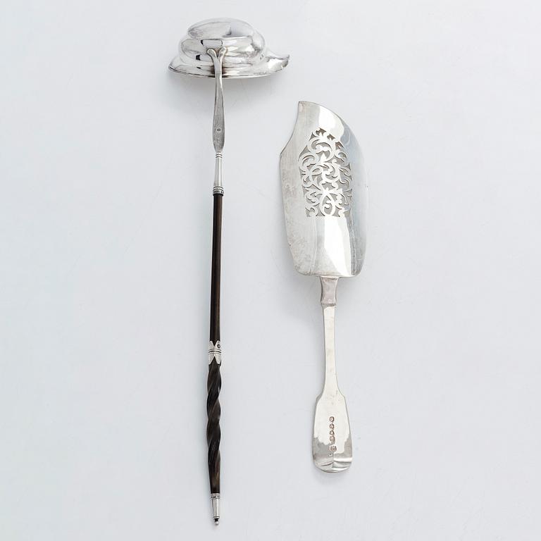 Solomon Hougham, bålslev, London 1805, och Samuel Hayne & Dudley Cater, fiskspade, London 1846, sterling silver.