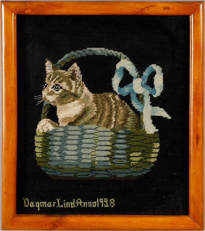 TAVLOR, 1 par, broderade, stramalj, 1920-tal, sign och dat.