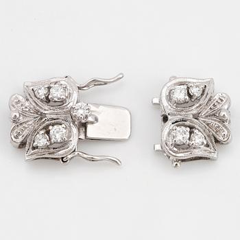 An 18K white gold clasp set with round brilliant-cut diamonds.