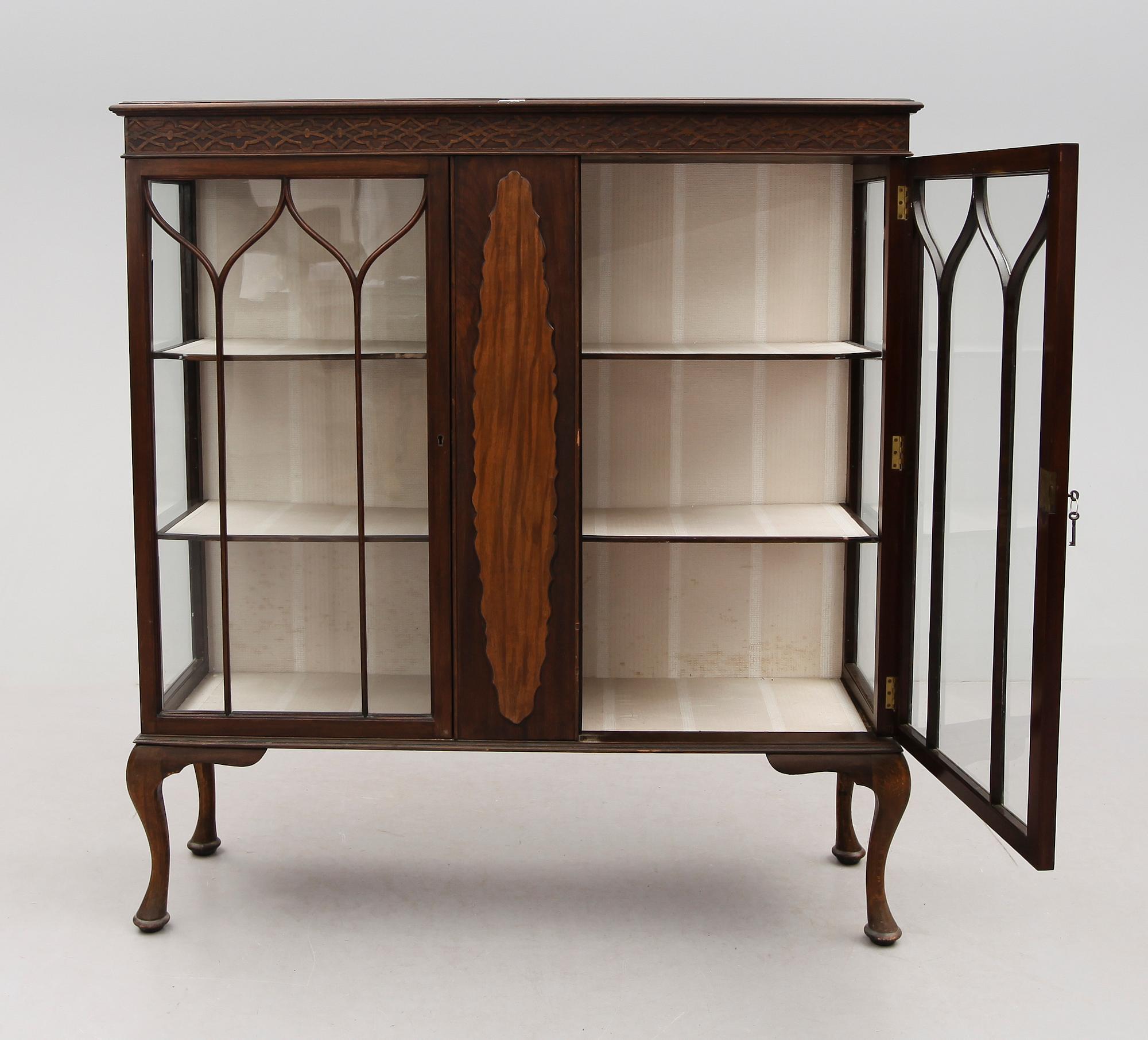 VITRINSKÅP, 1900-talets andra hälft.