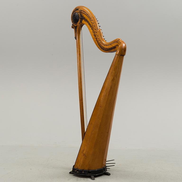 A birch and pine harp from Northern Europe, first half of the 19th century.