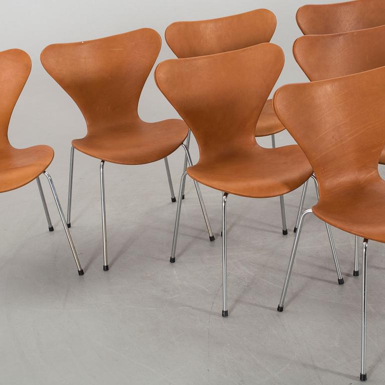 ARNE JACOBSEN, a set of 8 "Serie 7 "chairs for Fritz Hansen.