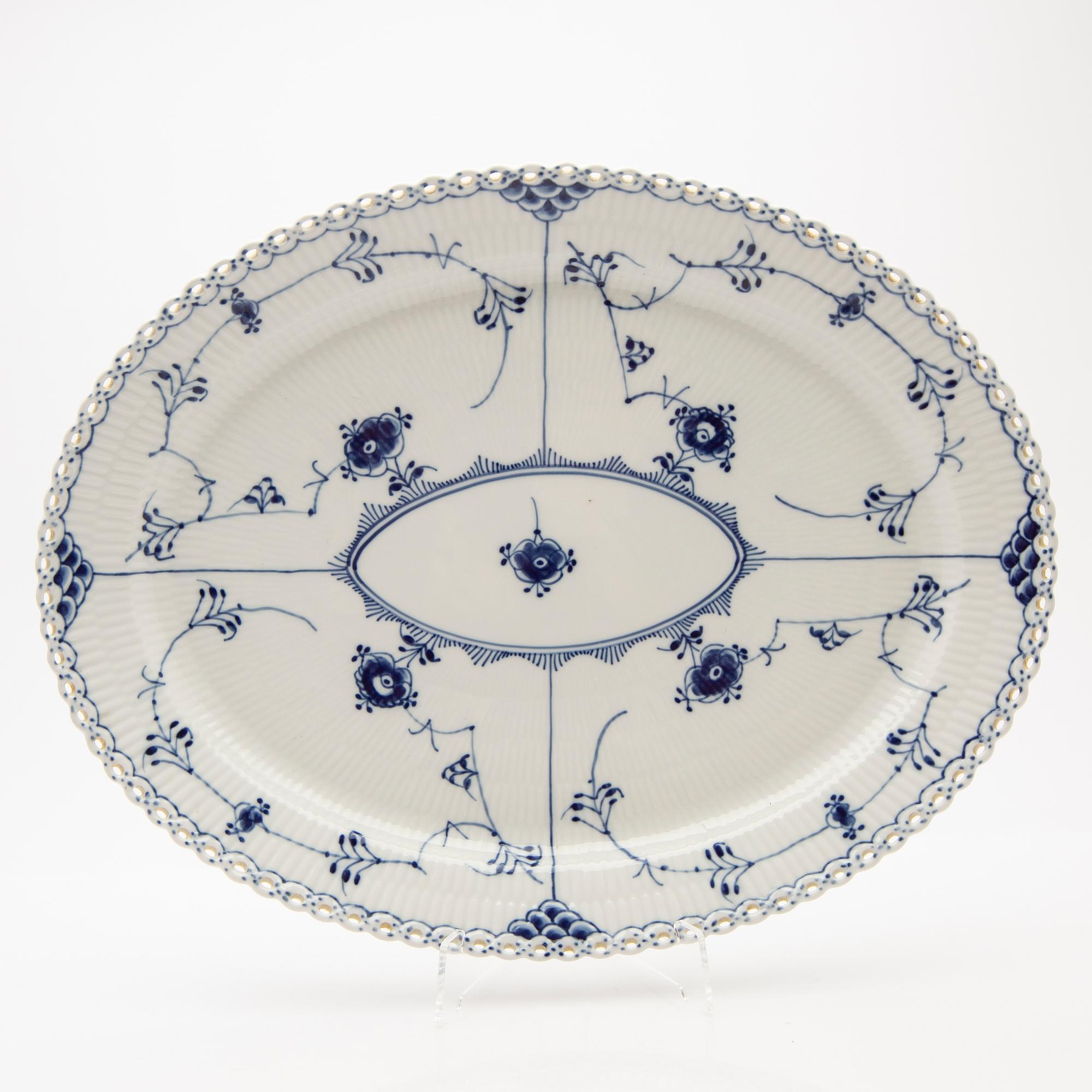 Serving dish, porcelain, Royal Copenhagen, "Musselmalet helblond", model 1149, 1969-1974.