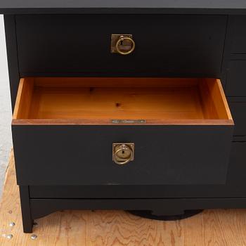 A chest of drawers, early 20th Century.