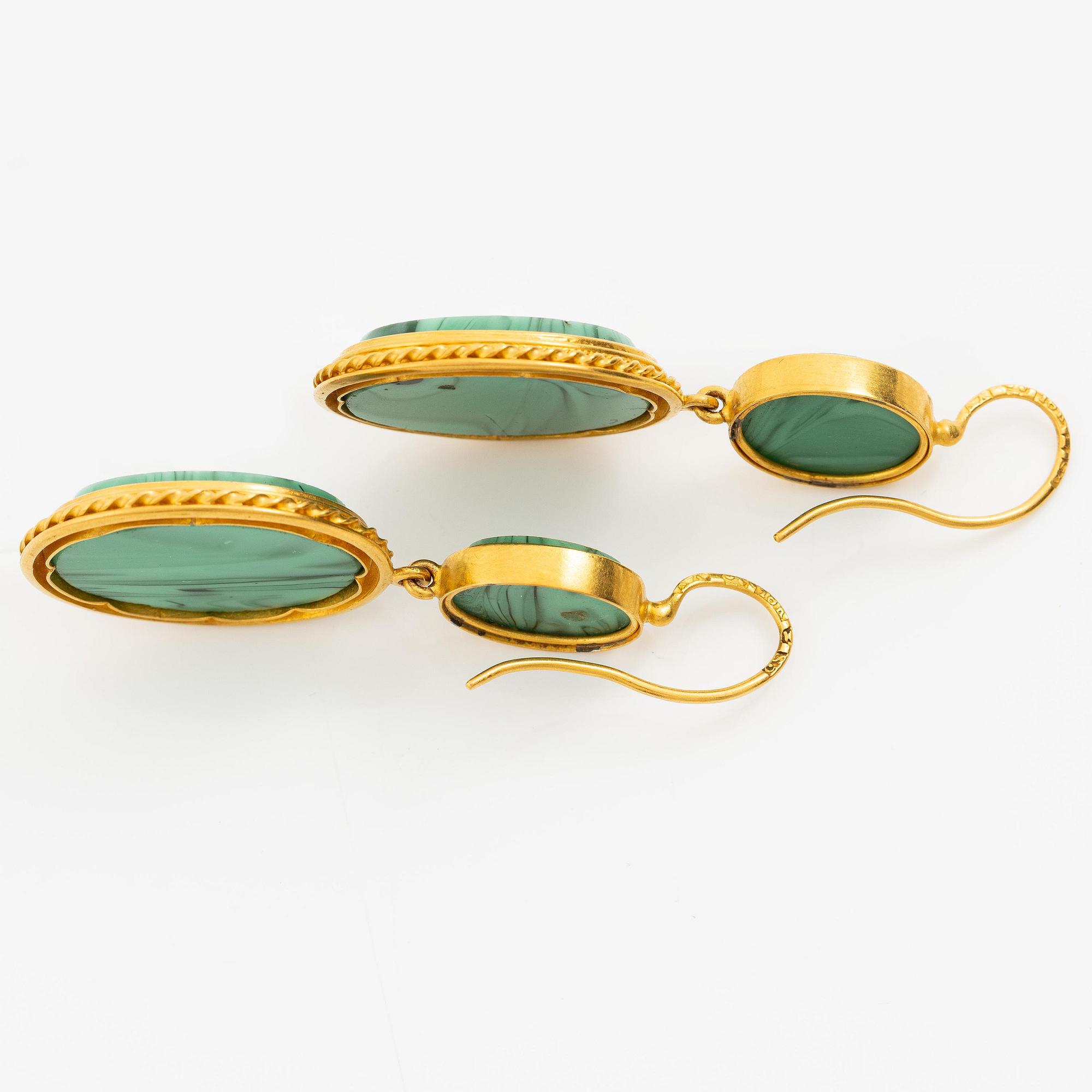 En brosch och ett par örhängen 18K guld med mikromosaiker. Alfred Ambrosius, Stockholm 1871 och 1872.
