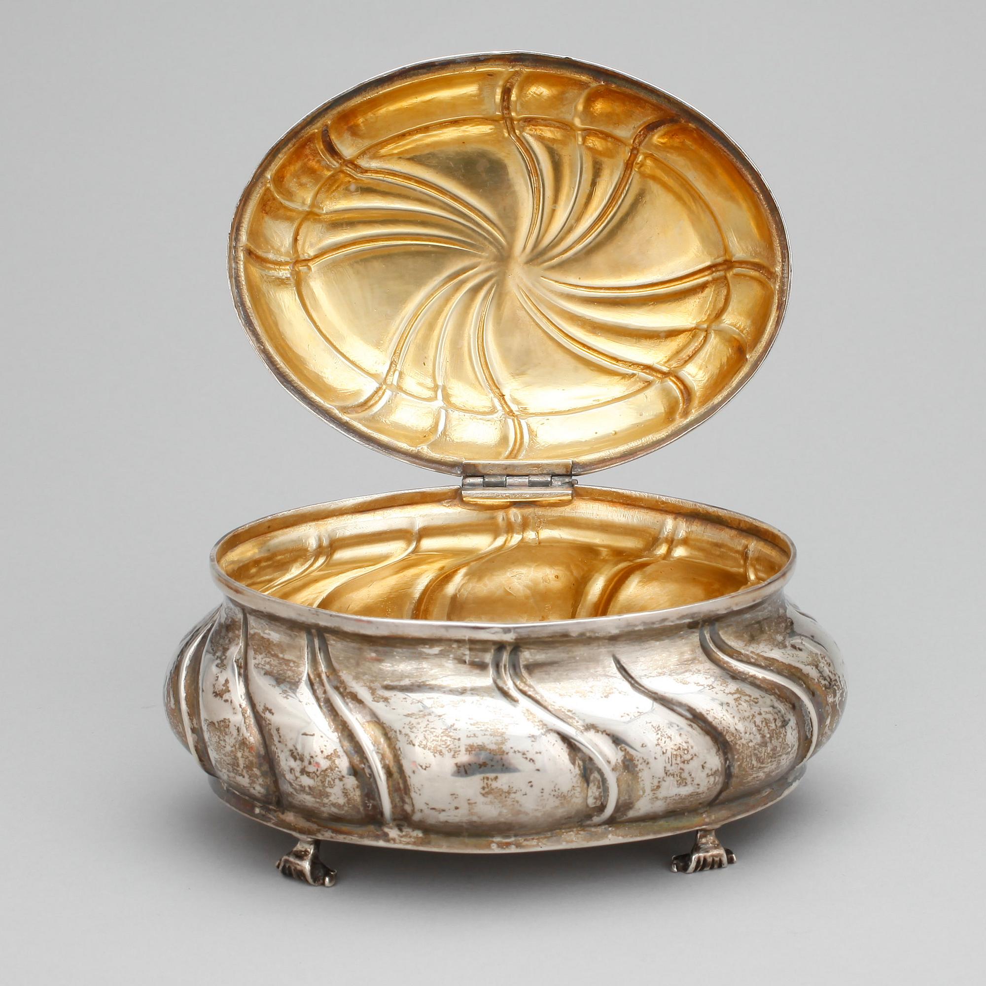 SOCKERSKRIN, silver, rokokostil, med svenska importstämplar, 1900-talets första hälft. Vikt ca 348 gram.