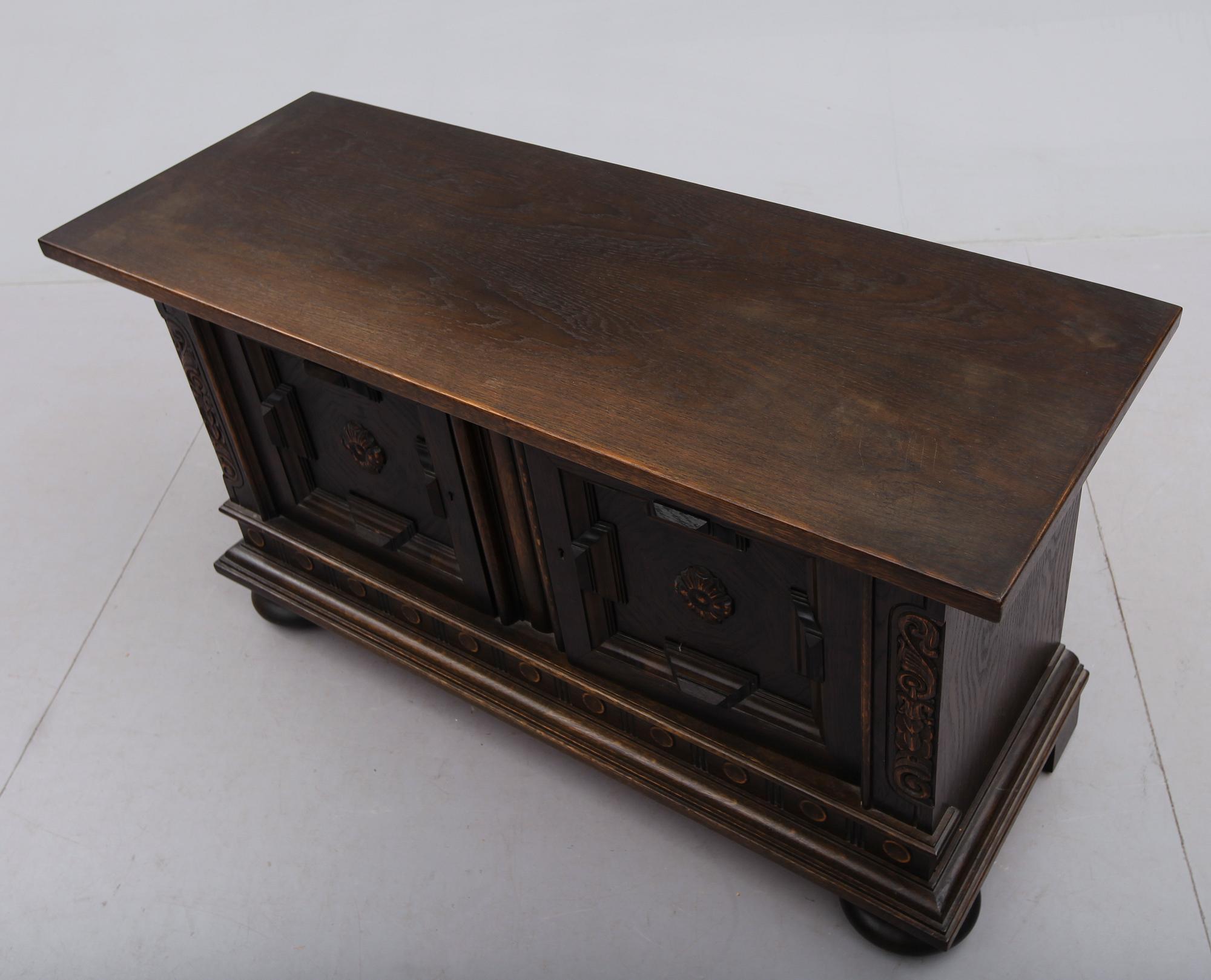 SERVERINGSSKÅP, barockstil, 1900-talets första hälft.