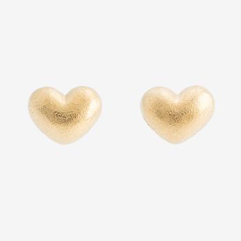 Ole Lynggaard a pair of heart-shaped earrings in 18K gold.