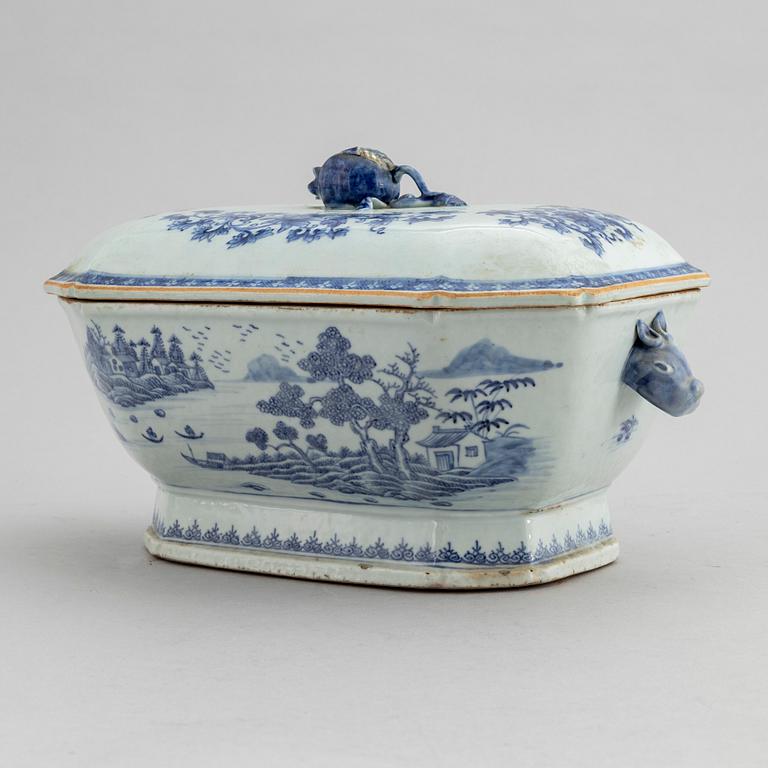 A blue and white export porcelain tureen with cover, Qing dynasty, Qianlong (1736-95).