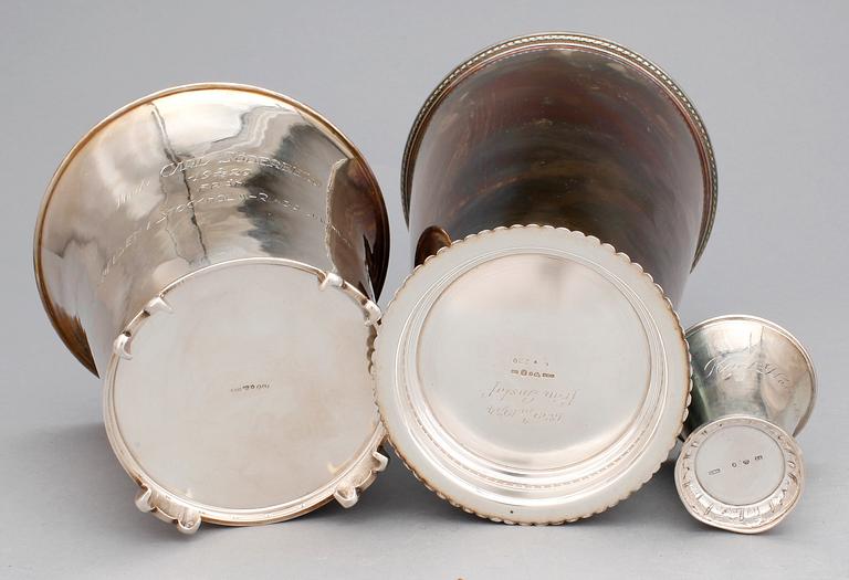 BÄGARE samt VAS, 3 delar, silver, bla Guldsmedsaktiebolaget, 1900-talets första hälft. Totalvikt ca 826 gram.