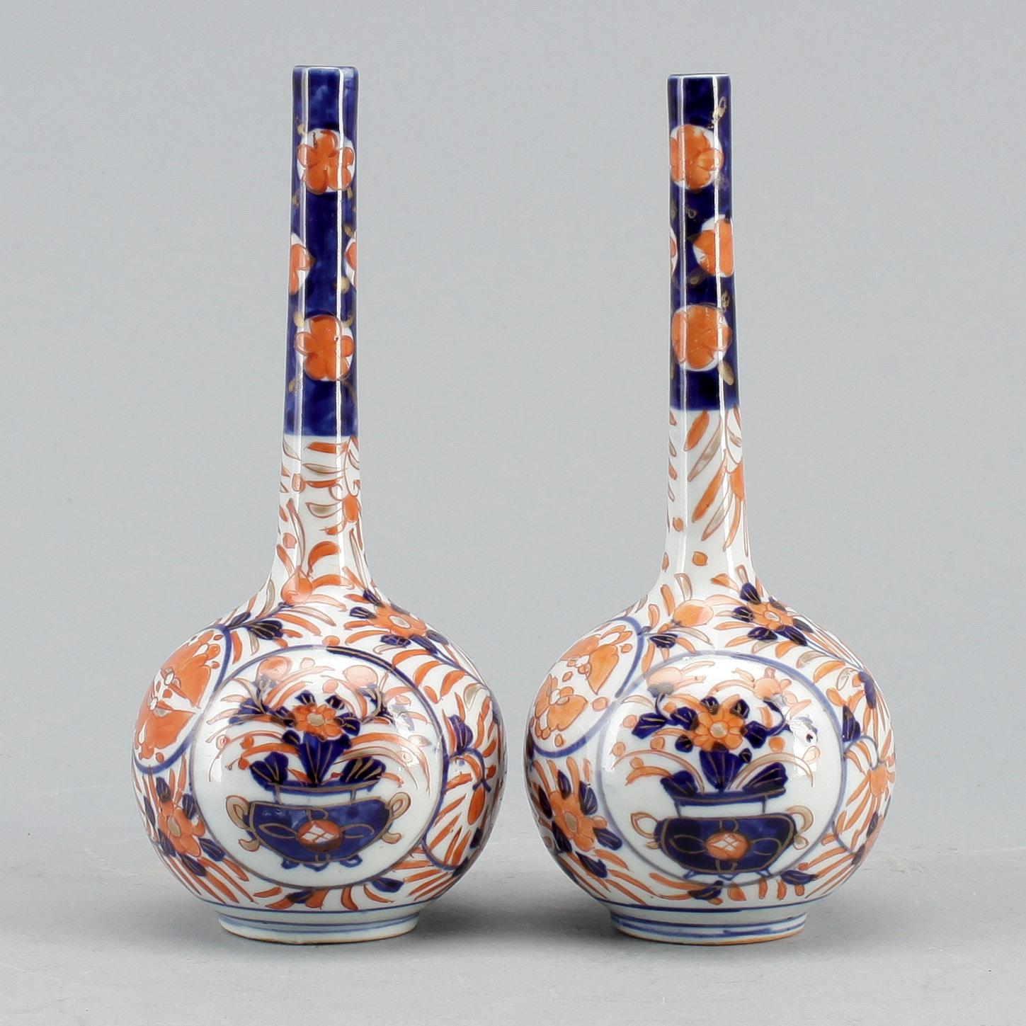 VASER, ett par, porslin, Japan. Sekelskiftet 1900.