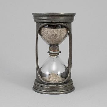 A pewter hour glass, 18th/19th century.