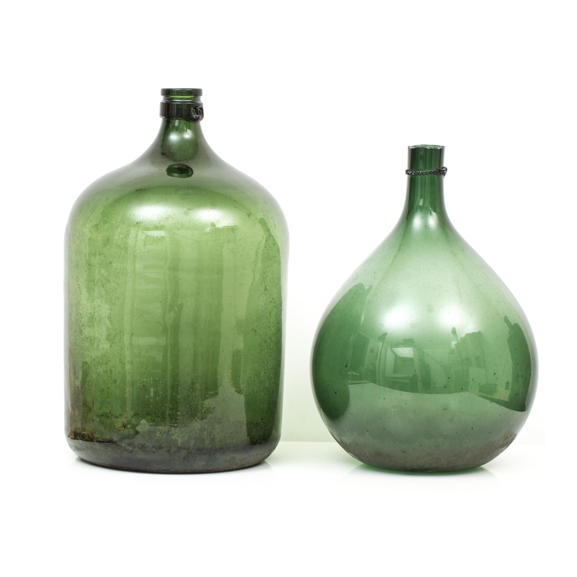 GLASBUTELJER, glas, 3 st. B.la. Damejeanne. 1800/1900-tal.