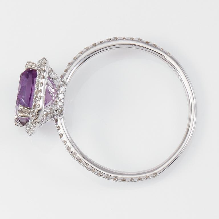 RING, 14K vitguld, diamanter tot ca 0.50 ct. och ametist.