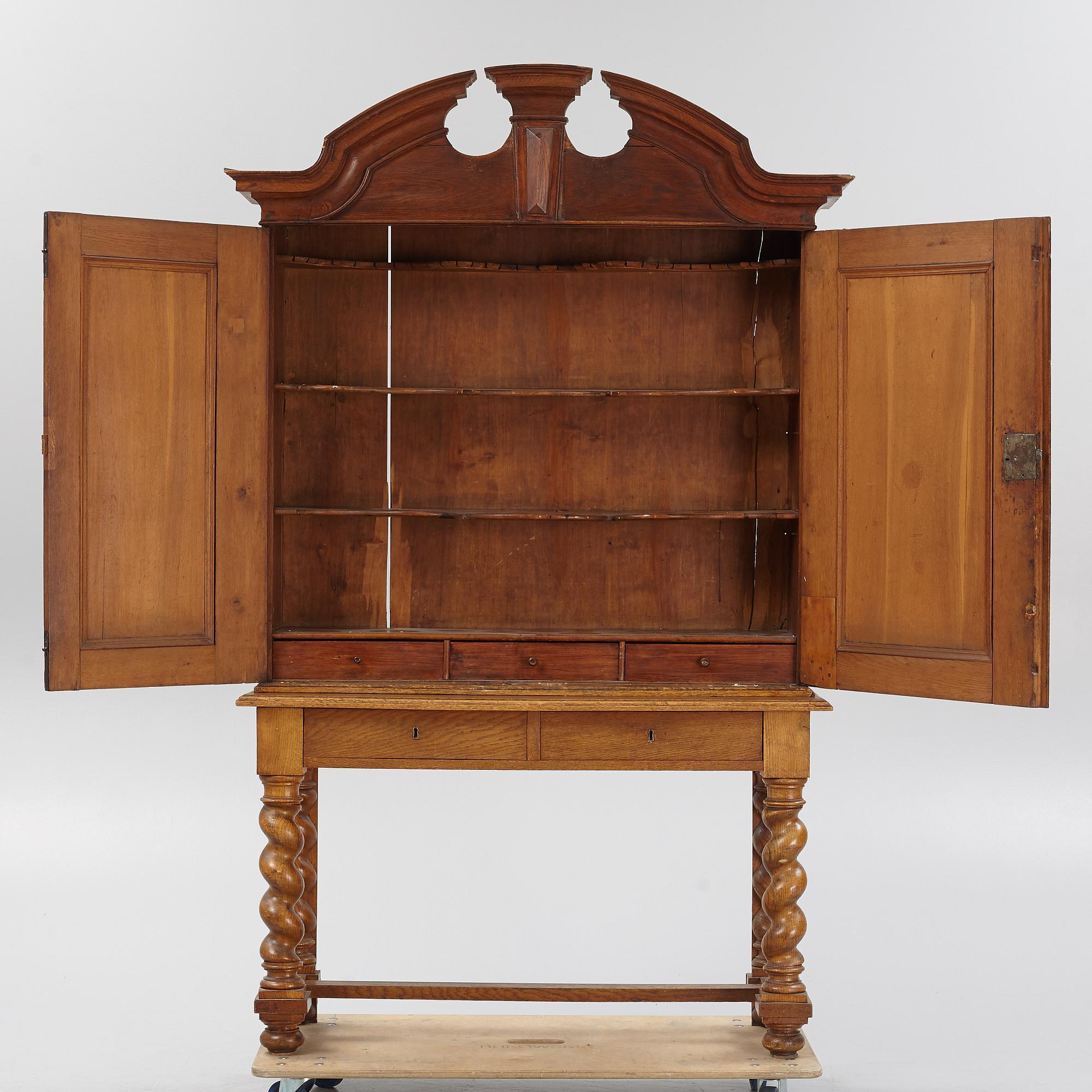 Skåp, delvis 1700-tal.