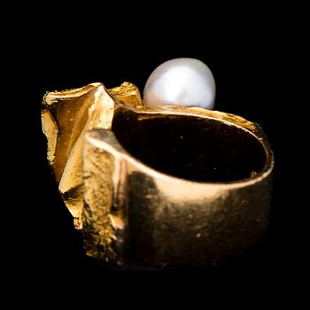 A BJÖRN WECKSTRÖM, RING. "Ukkoshelmi", cultured pearl, 18K gold. Lapponia 1967.