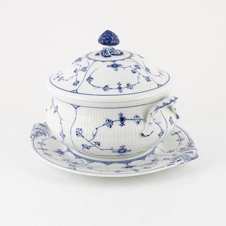 Royal Copenhagen, soppterrin med lock och fat, porslin, "Musselmalet", Danmark, 1889-1922.