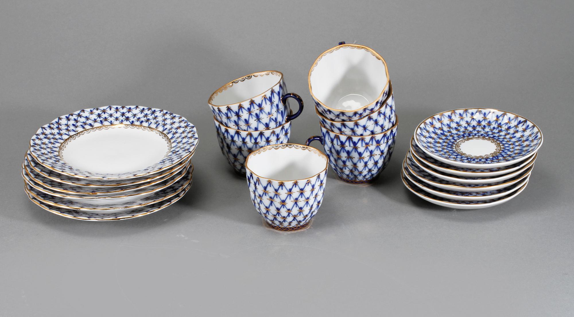KAFFESERVIS, 12 delar, porslin, "Cobalt Net" Lomonosov, Ryssland, 1900-talets andra hälft.