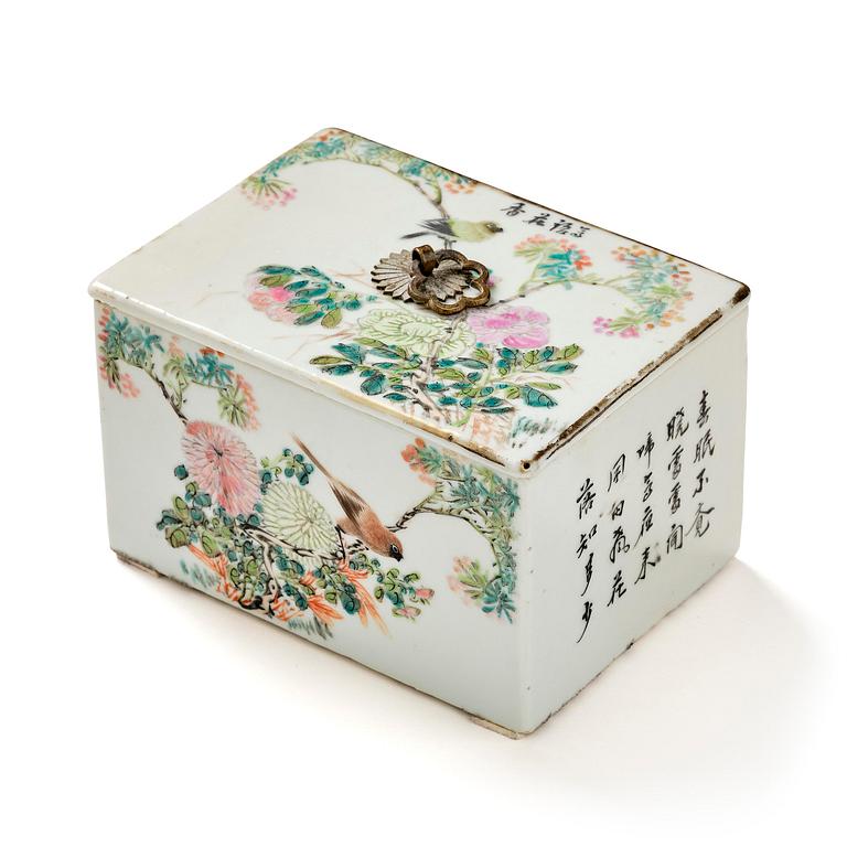 A Chinese porcelain box with cover, 20th century.