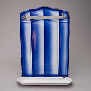 An enamelled soap stand with towel rail from the first half of the 20th century.