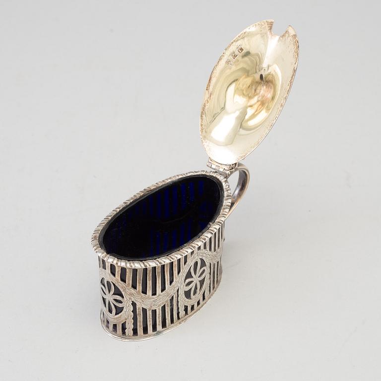 A mustard pot, a pepper pot, a salt cellar, silver, London, England, early 20th century. Weigth ca 412 grams.
