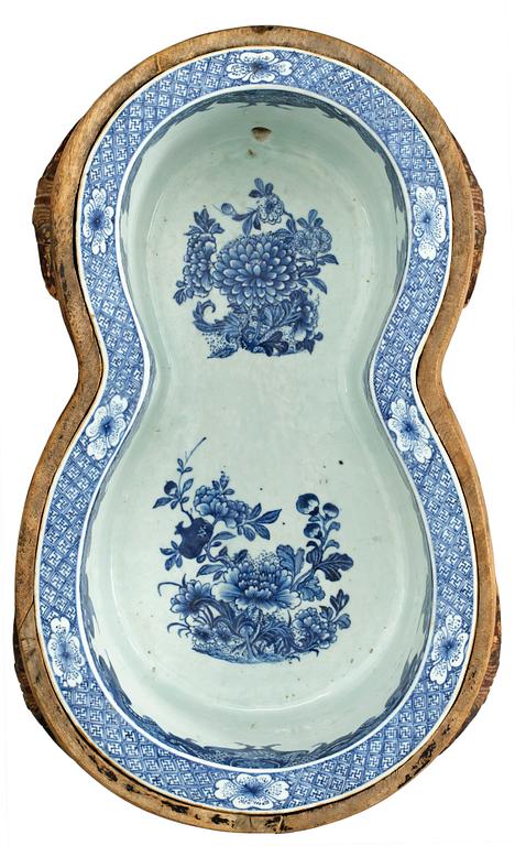 BIDÉ med STÄLL, kompaniporslin. Qing dynastin, Qianlong (1736-95).