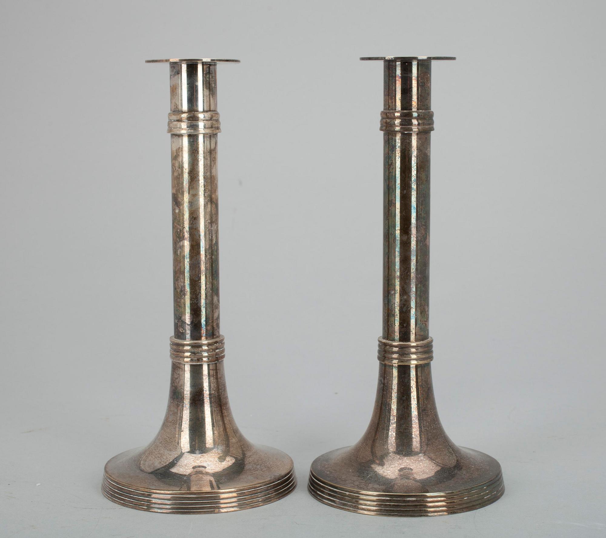 LJUSSTAKAR, ett par, nysilver, 1900-talets slut.