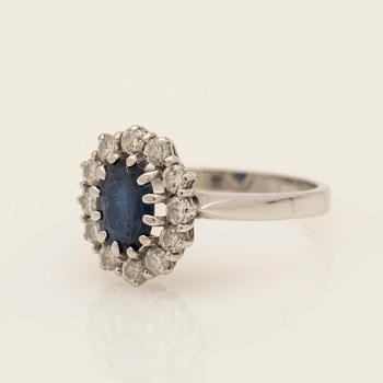 Ring, 18k vitguld med briljantslipade diamanter och safir.
