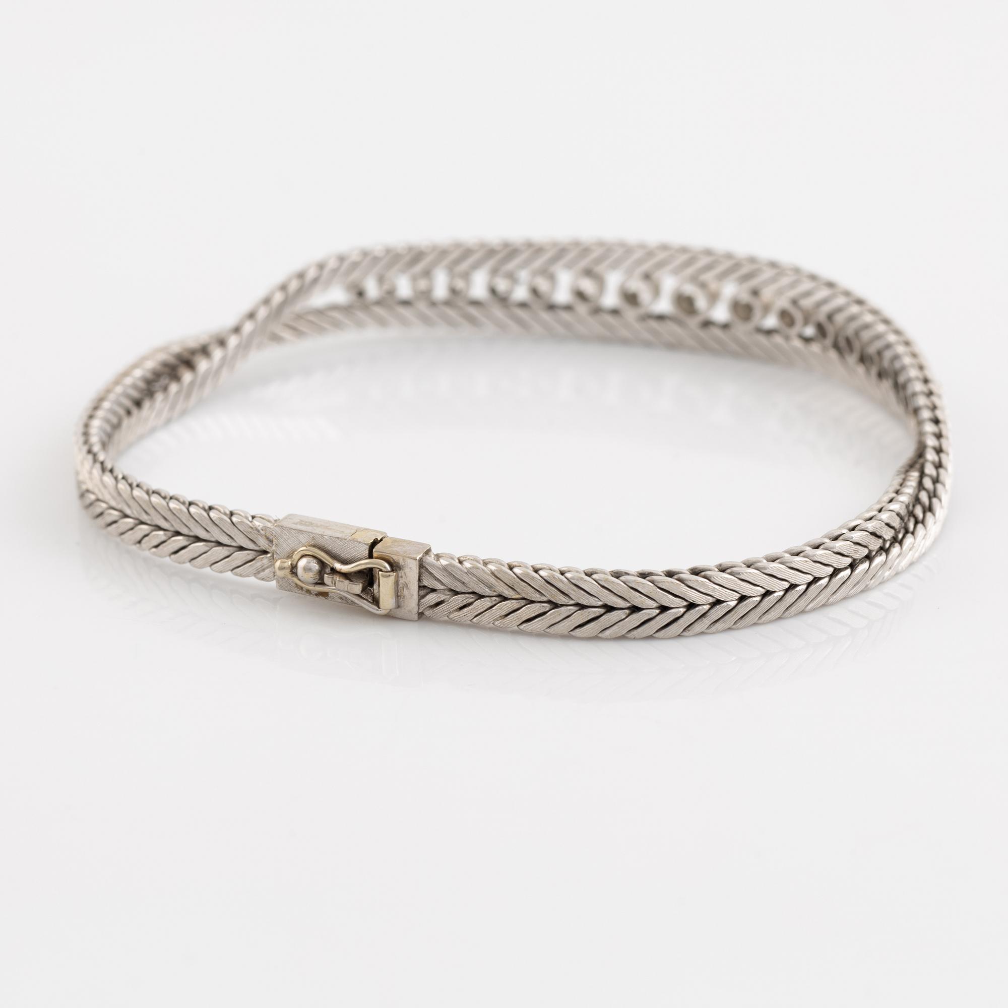18K white gold and brilliant cut diamond bracelet.