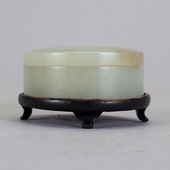 DOSA MED LOCK, nefrit, sent 1800-tal.