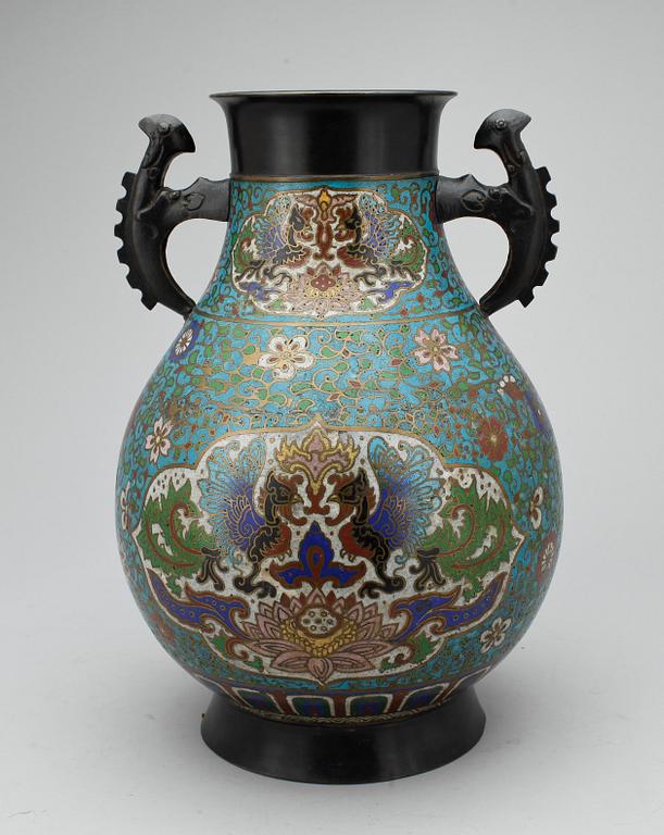 URNA, cloisonne, Japan samt VAS, porslin, Kina, 1900-tal.