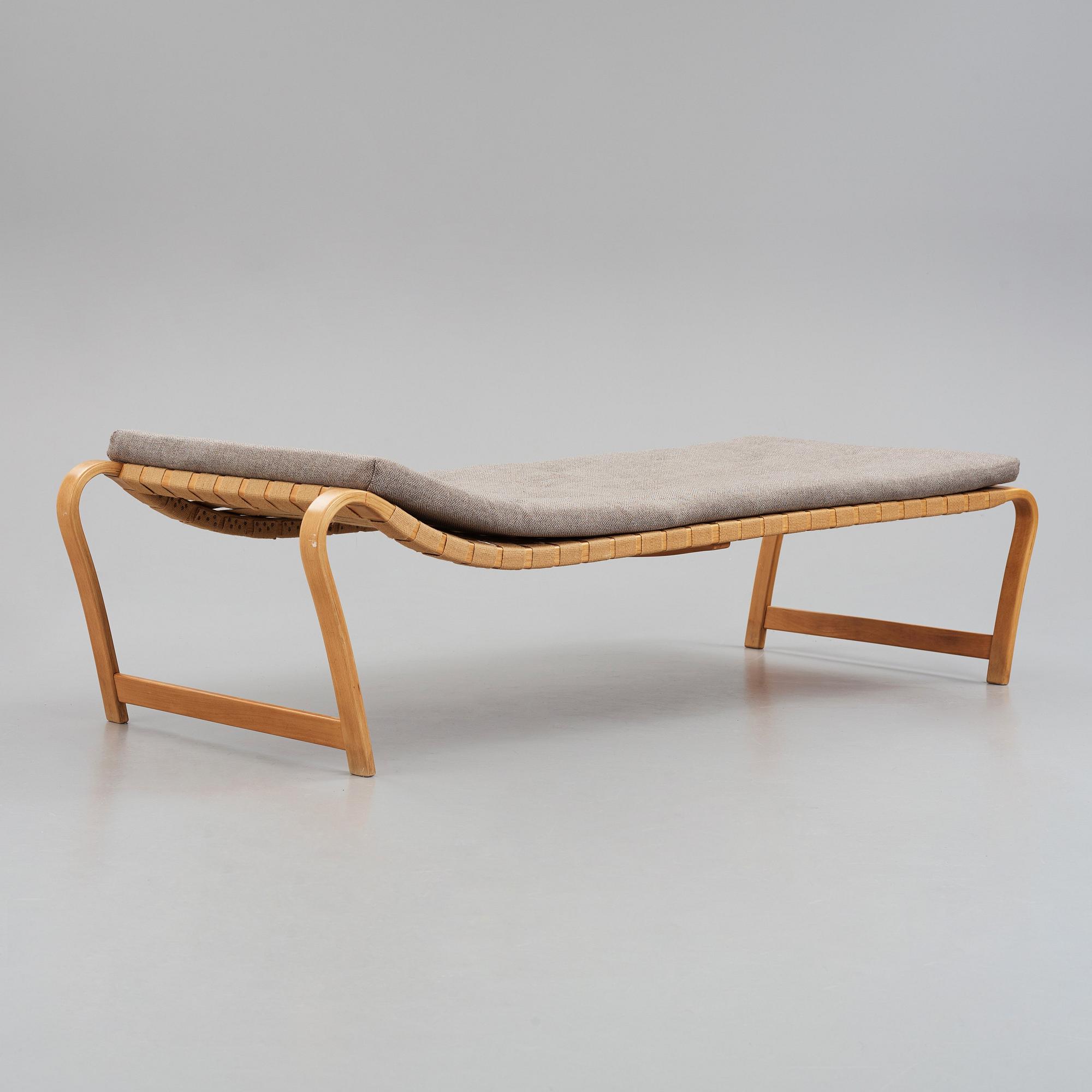 Bruno Mathsson, a Swedish Modern 'Paris' beech daybed, Firma Karl Mathsson Värnamo Sweden, 1940's.