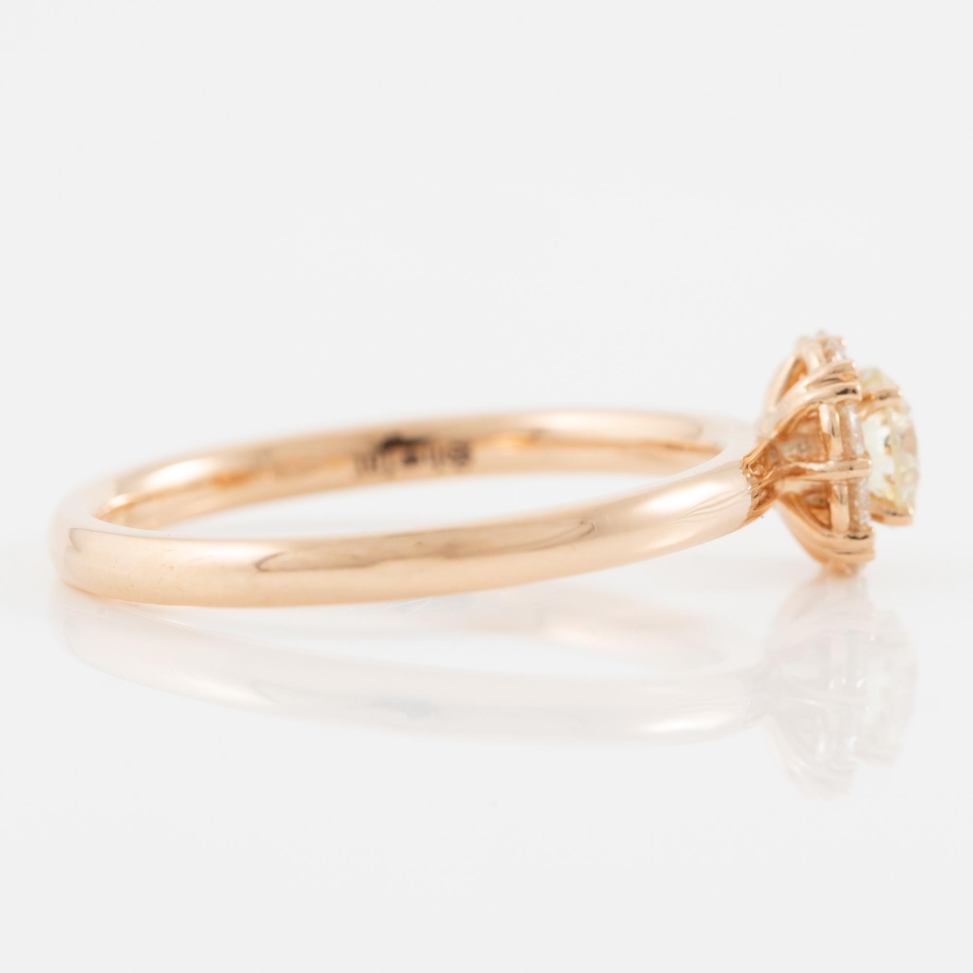 Ring in 18K gold set with brilliant-cut diamonds.