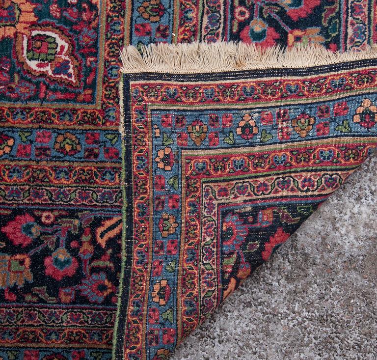 A SEMI-ANTIQUE CARPET, Semnan 262x382 cm.