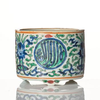 A wucai censer for the 'Islamic' market, Transition, 17th Century.