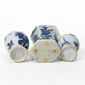 A group of three blue and white minitature vases, Qing dynasty, Kangxi (1662-1722).