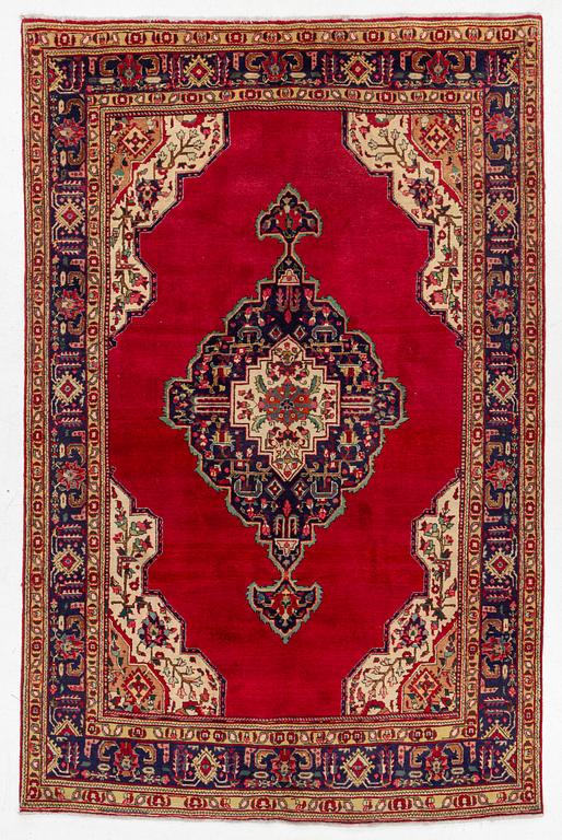 Carpet, Tabriz, 312 x 204 cm.