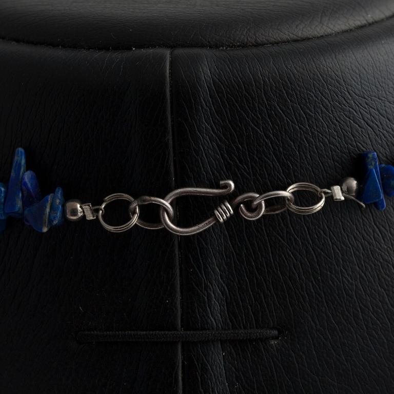 HÄNGSMYCKE, lapis lazuli, silverlås. 1900-talets slut.