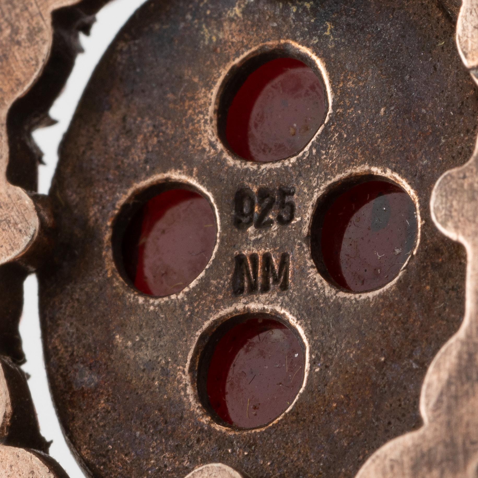 Örhängen förgyllt silver med granater.