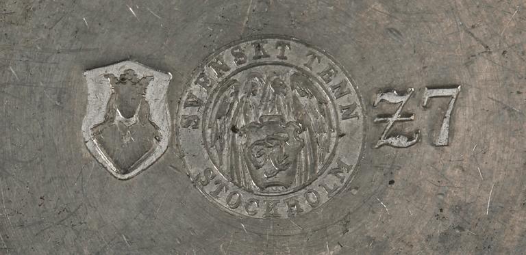 LJUSSTAKAR SAMT ett par BÄGARE, tenn, Firma Svenskt Tenn. 1926 resp 1930.