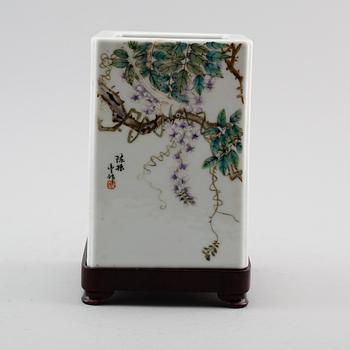 A square brush pot with calligraphy, Qing dynasty with Qianlong seal mark, 19th century.