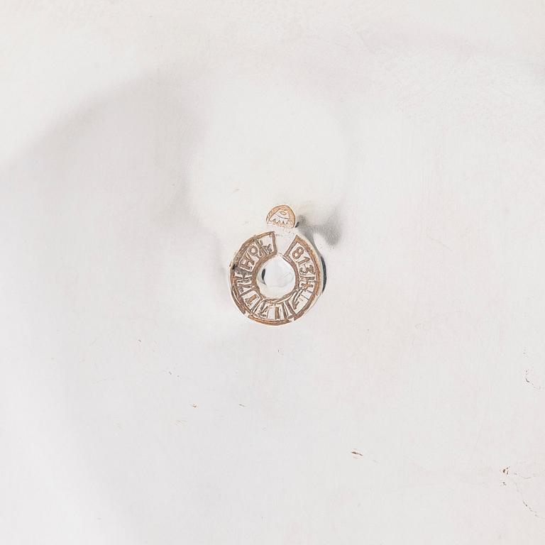 Ljusstake, silver, Kaj Blomqvist, Kultakeskus Tavastehus 1967 och kanna, silver, teak, Hopeatehdas Oy, Helsingfors 1962.