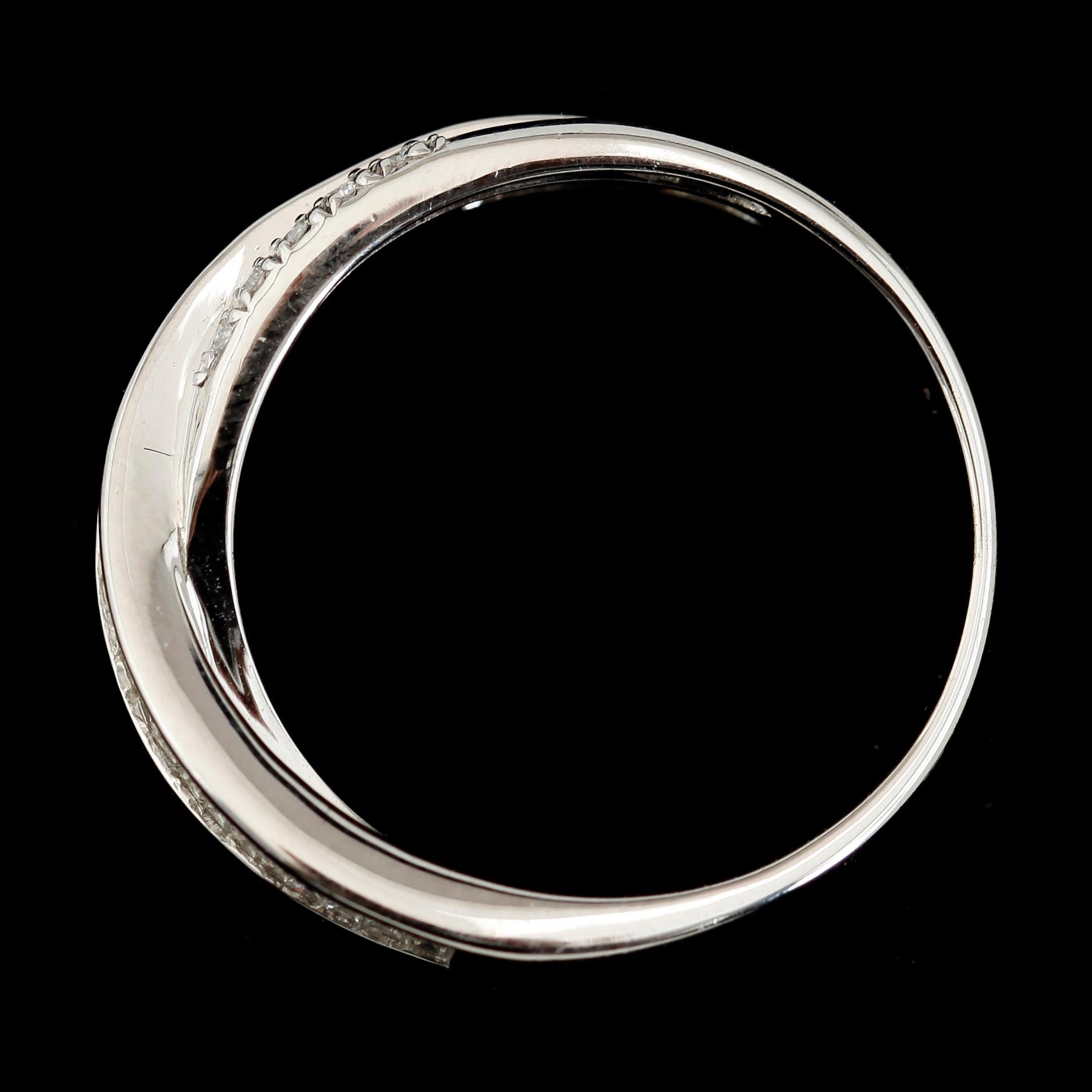 RING, 14K vitguld, baguett- och åttkantslipade diamanter.