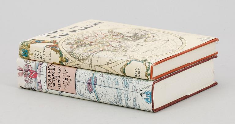 BÖCKER, 2 vol, bla "Dictionary of Mapmakers" av RV. Tooley, Hertfordshire 1979.