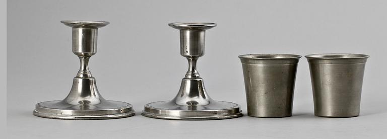 LJUSSTAKAR SAMT ett par BÄGARE, tenn, Firma Svenskt Tenn. 1926 resp 1930.