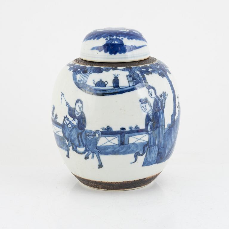 A blue and white porcelain ginger jar, 19th century.