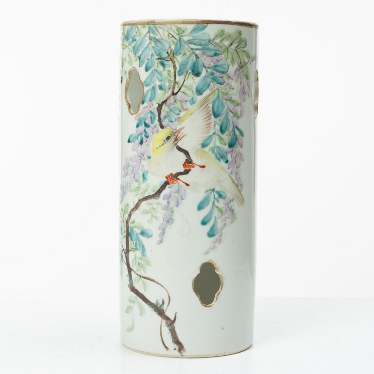 Vas/perukstock, porslin, Kina, 1900-talets första hälft.